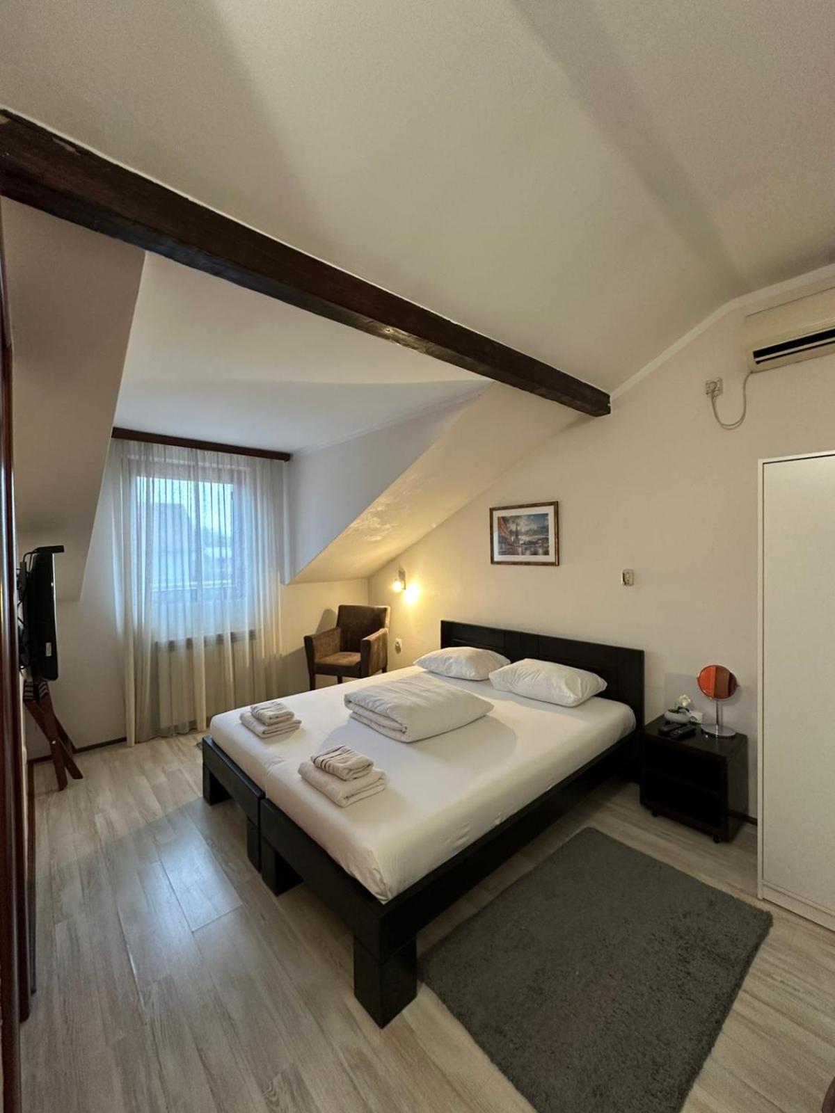 Apartments & Accommodation Stojic ノヴィ・サド 部屋 写真